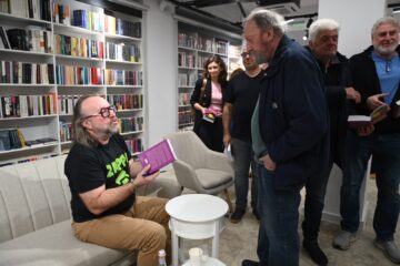 „Ascultă și dă mai departe!”, de Berti Barbera, un „manifest muzical” și  „o carte pe care o deschizi și îți cântă”, lansată la redeschiderea Casei Cărții