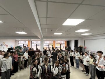 42 de tineri, din șase țări, au participat la ateliere de încondeiat ouă și pirogravură, la Poiana Stampei