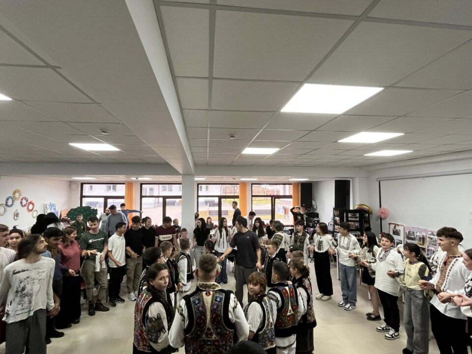 42 de tineri, din șase țări, au participat la ateliere de încondeiat ouă și pirogravură, la Poiana Stampei