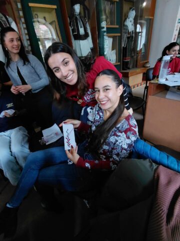 42 de tineri, din șase țări, au participat la ateliere de încondeiat ouă și pirogravură, la Poiana Stampei