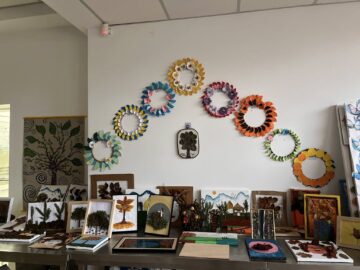 42 de tineri, din șase țări, au participat la ateliere de încondeiat ouă și pirogravură, la Poiana Stampei