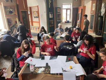 42 de tineri, din șase țări, au participat la ateliere de încondeiat ouă și pirogravură, la Poiana Stampei