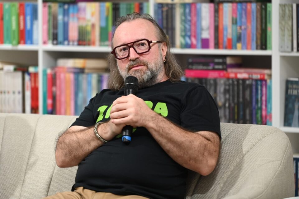 „Ascultă și dă mai departe!”, de Berti Barbera, un „manifest muzical” și  „o carte pe care o deschizi și îți cântă”, lansată la redeschiderea Casei Cărții