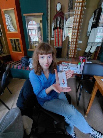 42 de tineri, din șase țări, au participat la ateliere de încondeiat ouă și pirogravură, la Poiana Stampei