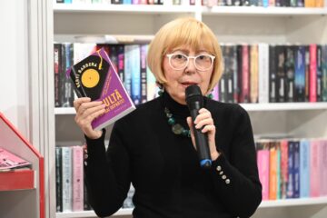 „Ascultă și dă mai departe!”, de Berti Barbera, un „manifest muzical” și  „o carte pe care o deschizi și îți cântă”, lansată la redeschiderea Casei Cărții