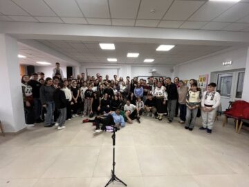 42 de tineri, din șase țări, au participat la ateliere de încondeiat ouă și pirogravură, la Poiana Stampei