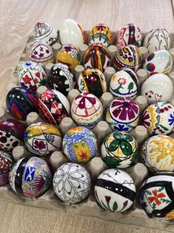 42 de tineri, din șase țări, au participat la ateliere de încondeiat ouă și pirogravură, la Poiana Stampei