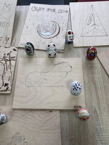 42 de tineri, din șase țări, au participat la ateliere de încondeiat ouă și pirogravură, la Poiana Stampei