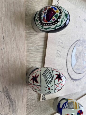 42 de tineri, din șase țări, au participat la ateliere de încondeiat ouă și pirogravură, la Poiana Stampei