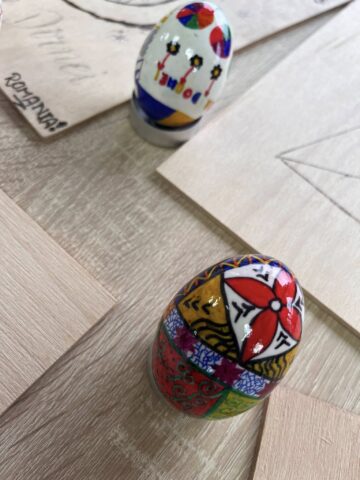 42 de tineri, din șase țări, au participat la ateliere de încondeiat ouă și pirogravură, la Poiana Stampei