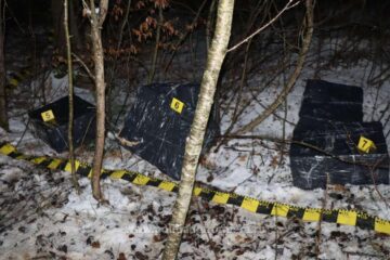 Colete cu țigări, abandonate de contrabandiști în apropiere de frontieră, la Bilca Colete cu țigări, abandonate de contrabandiști în apropiere de frontieră, la Bilca