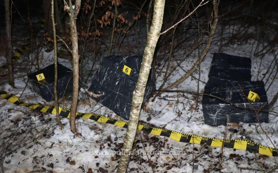 Colete cu țigări, abandonate de contrabandiști în apropiere de frontieră, la Bilca
