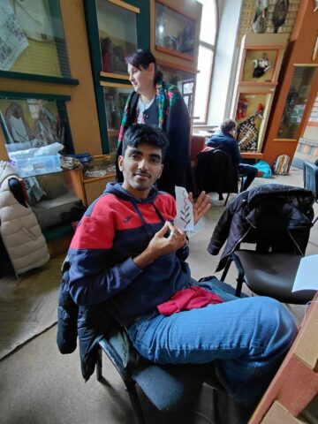 42 de tineri, din șase țări, au participat la ateliere de încondeiat ouă și pirogravură, la Poiana Stampei