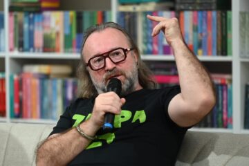„Ascultă și dă mai departe!”, de Berti Barbera, un „manifest muzical” și  „o carte pe care o deschizi și îți cântă”, lansată la redeschiderea Casei Cărții