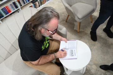 „Ascultă și dă mai departe!”, de Berti Barbera, un „manifest muzical” și  „o carte pe care o deschizi și îți cântă”, lansată la redeschiderea Casei Cărții