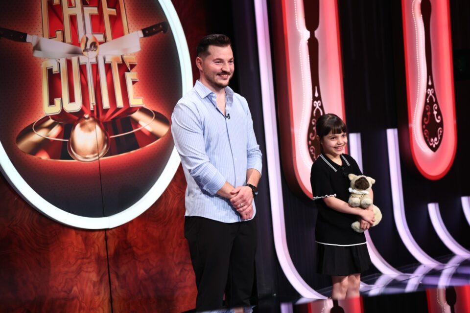 Constantin Popescu și fiica sa Eva au impresionat juriul de la „Chefi la cuțite” cu un borș de fasole cu afumătură în bol de pâine și cu clătite