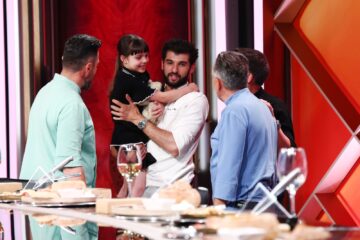 Constantin Popescu și fiica sa Eva au impresionat juriul de la „Chefi la cuțite” cu un borș de fasole cu afumătură în bol de pâine și cu clătite