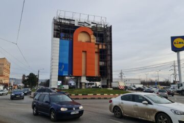 Demolarea totemului Iulius Mall din sensul giratoriu de la Bazar, făcută cu închiderea traficului rutier pe timp de noapte