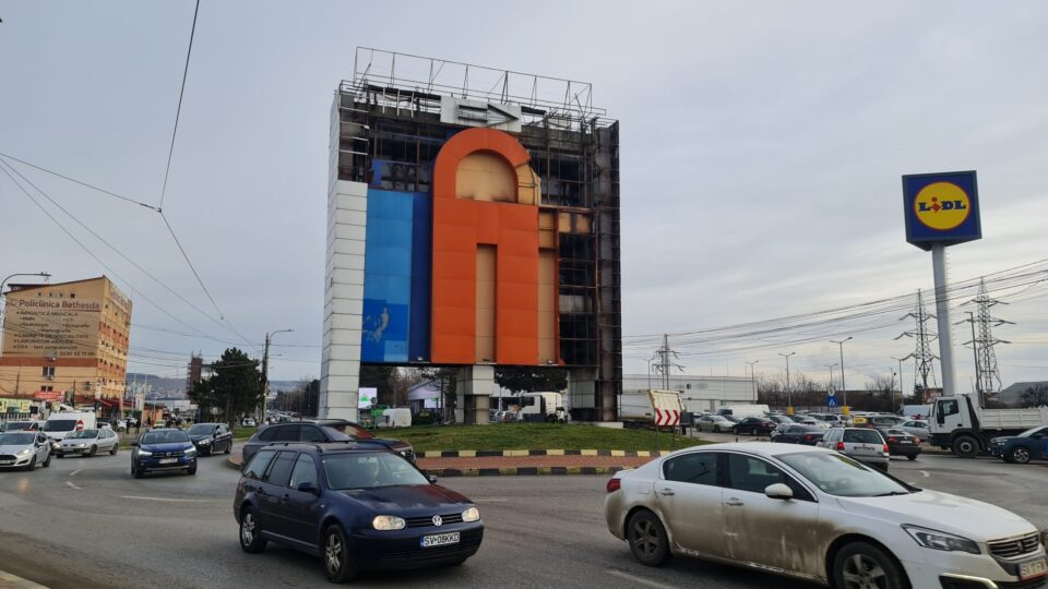 Demolarea totemului Iulius Mall din sensul giratoriu de la Bazar, făcută cu închiderea traficului rutier pe timp de noapte