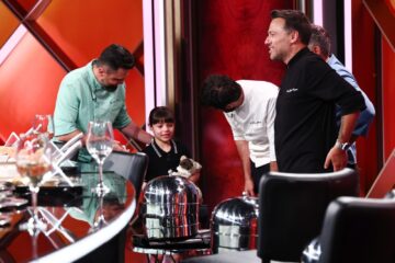 Constantin Popescu și fiica sa Eva au impresionat juriul de la „Chefi la cuțite” cu un borș de fasole cu afumătură în bol de pâine și cu clătite