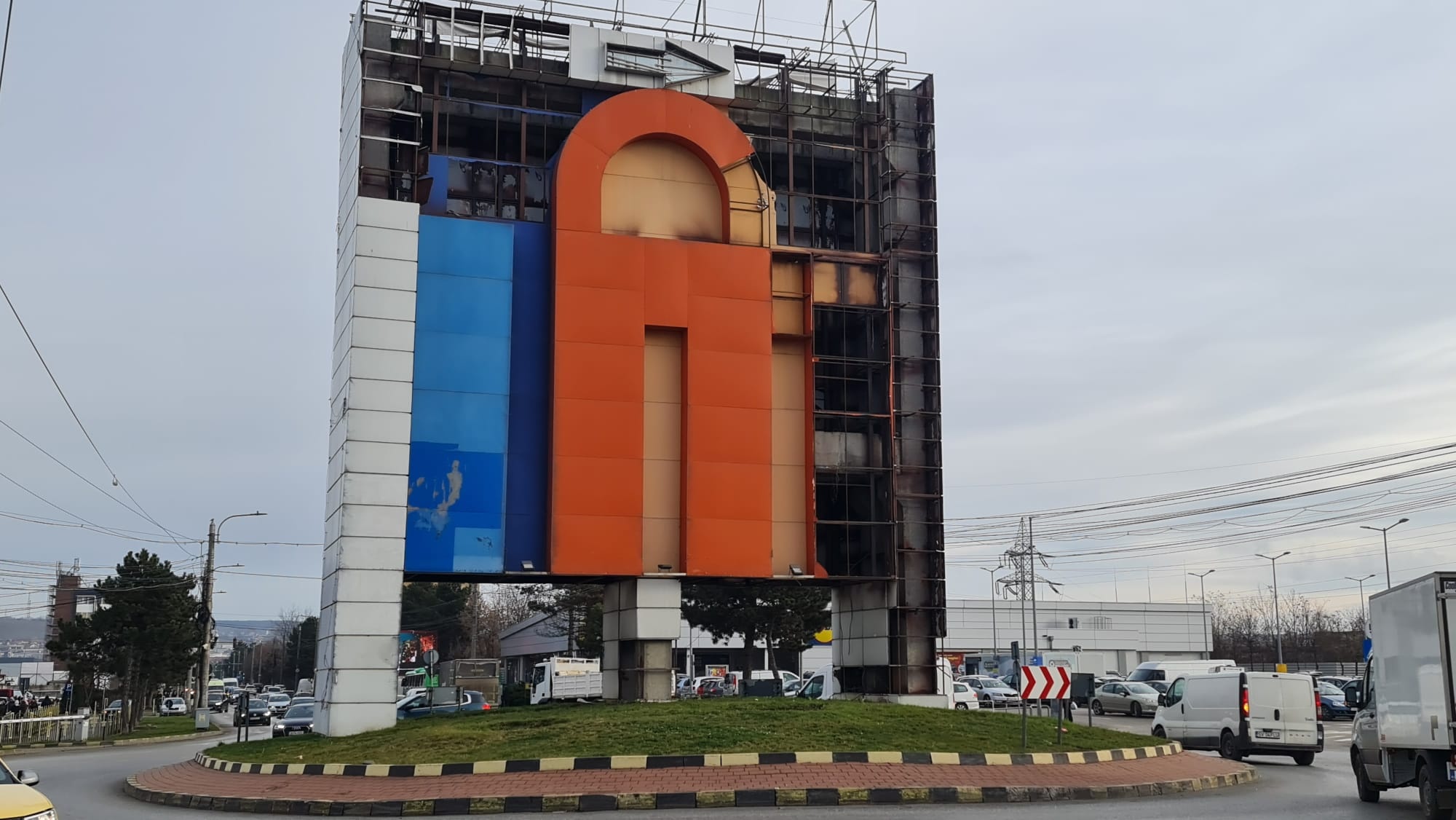 Demolarea totemului Iulius Mall din sensul giratoriu de la Bazar, făcută cu închiderea traficului rutier pe timp de noapte