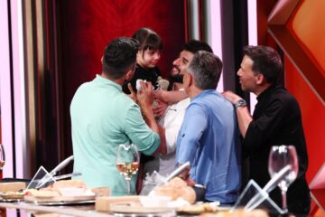Constantin Popescu și fiica sa Eva au impresionat juriul de la „Chefi la cuțite” cu un borș de fasole cu afumătură în bol de pâine și cu clătite
