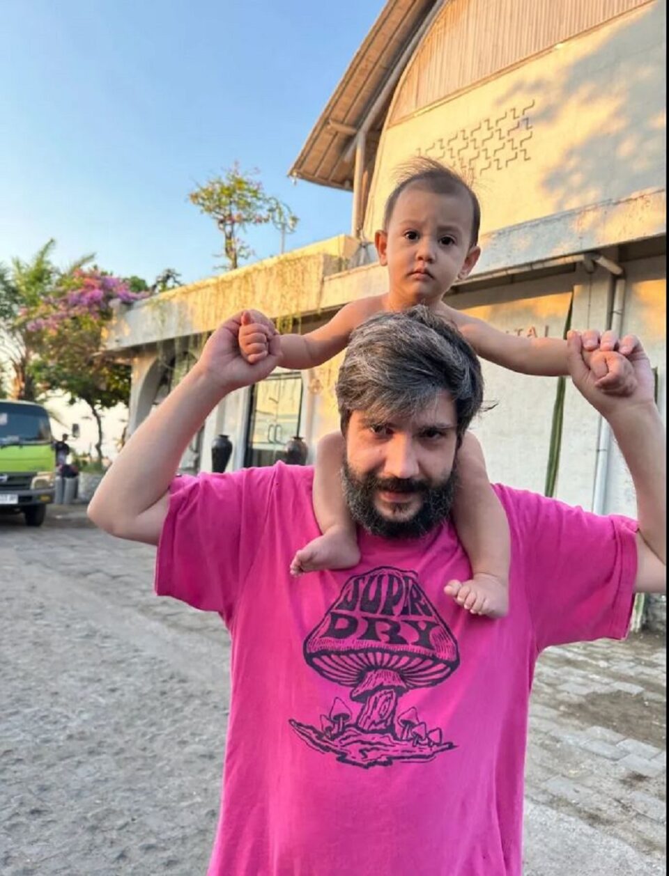 Campanie umanitară pentru Rareș Tomache, un tânăr sucevean care a suferit un accident grav în Indonezia