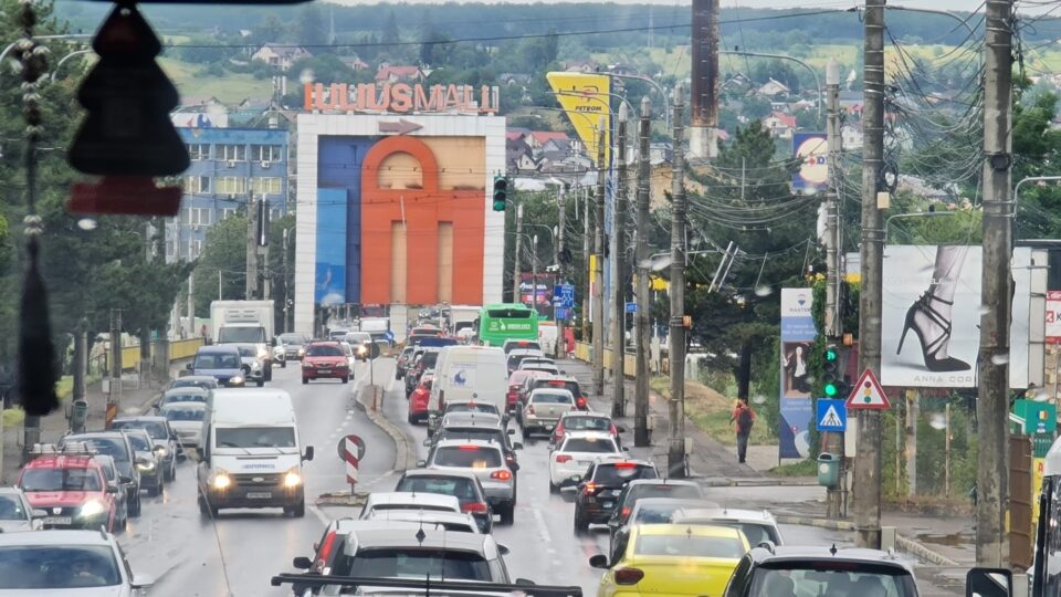 Sensul giratoriu de la Bazar, închis circulației până la 7 dimineața pentru demolarea panoului publicitar Iulius Mall
