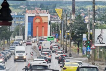 Sensul giratoriu de la Bazar, închis circulației până la 7 dimineața pentru demolarea panoului publicitar Iulius Mall