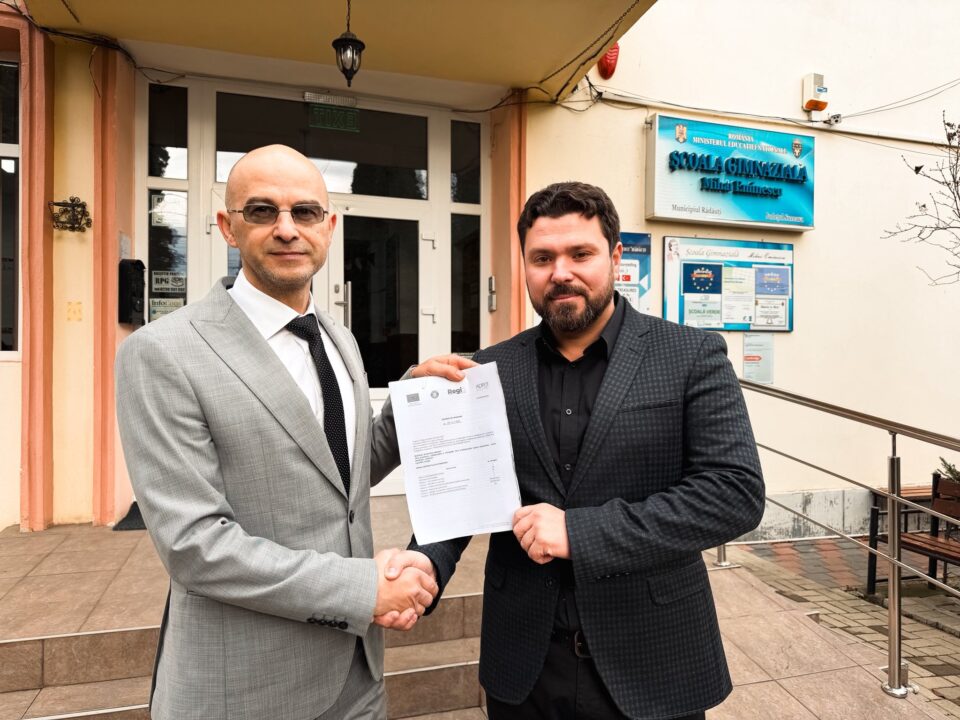 Primarul din Rădăuți, Bogdan Loghin, a semnat contractul de 2,1 milioane de euro pentru consolidarea și extinderea Școlii „Mihai Eminescu”