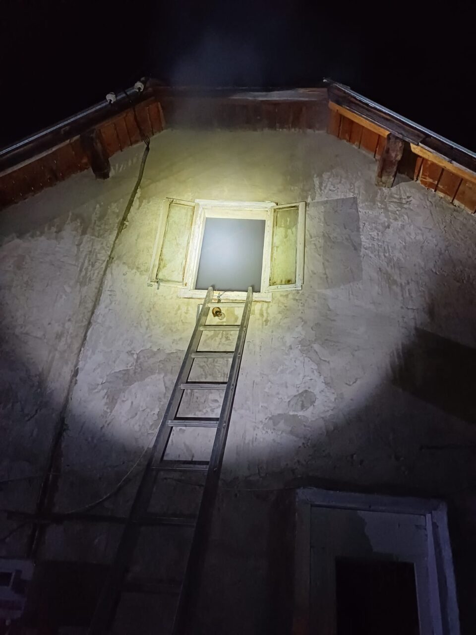 Incendiu puternic, în toiul nopții, la locuința unei bătrâne de 70 de ani