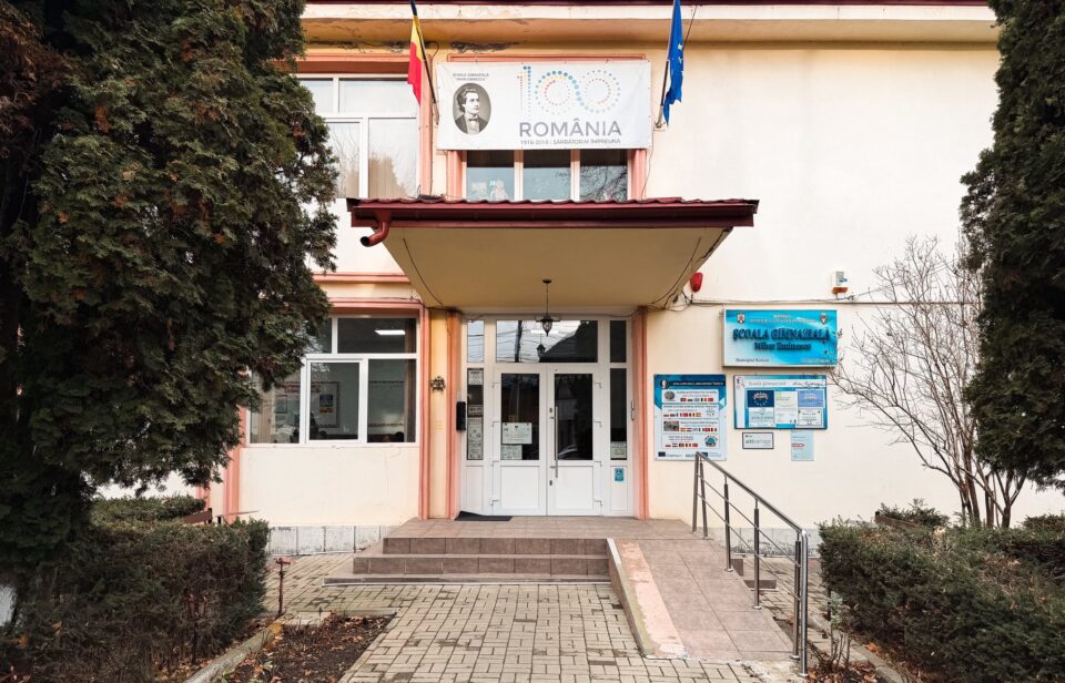 Primarul din Rădăuți, Bogdan Loghin, a semnat contractul de 2,1 milioane de euro pentru consolidarea și extinderea Școlii „Mihai Eminescu”