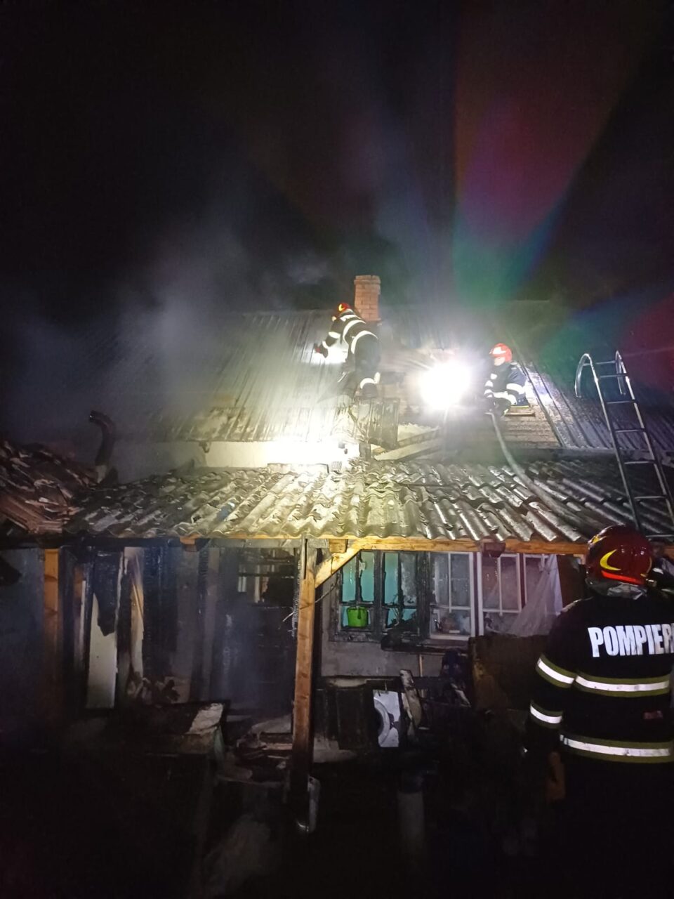 Incendiu puternic, în toiul nopții, la locuința unei bătrâne de 70 de ani Incendiu puternic, în toiul nopții, la locuința unei bătrâne de 70 de ani