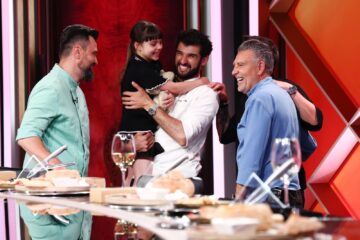 Constantin Popescu și fiica sa Eva au impresionat juriul de la „Chefi la cuțite” cu un borș de fasole cu afumătură în bol de pâine și cu clătite