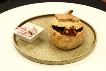 Constantin Popescu și fiica sa Eva au impresionat juriul de la „Chefi la cuțite” cu un borș de fasole cu afumătură în bol de pâine și cu clătite