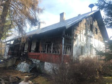 Fosta clădire a Primăriei Solca, incendiată de o mână criminală