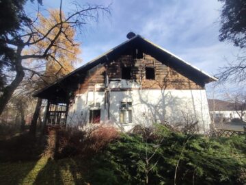 Fosta clădire a Primăriei Solca, incendiată de o mână criminală