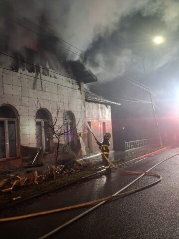 Fosta clădire a Primăriei Solca, incendiată de o mână criminală