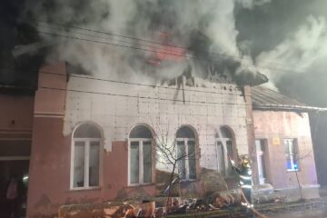 Fosta clădire a Primăriei Solca, incendiată de o mână criminală