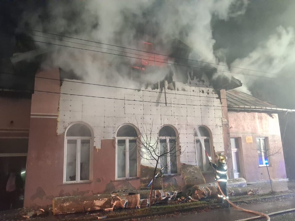 Fosta clădire a Primăriei Solca, incendiată de o mână criminală