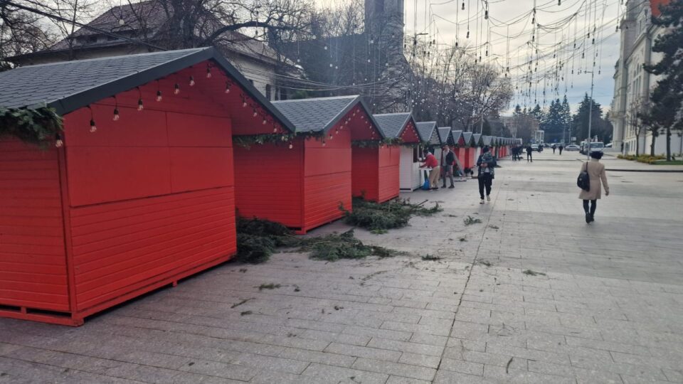 Ultimele pregătiri pentru deschiderea Târgului de Crăciun din centrul Sucevei