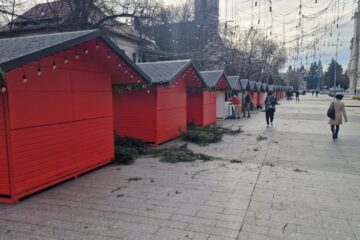 Ultimele pregătiri pentru deschiderea Târgului de Crăciun din centrul Sucevei