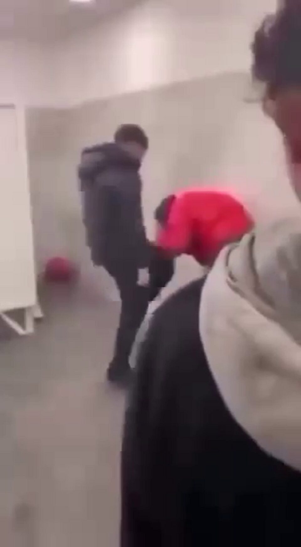 Elev bătut în baie, de un coleg cu doi ani mai mare. Mulți alți elevi, martori cu telefoanele în mână