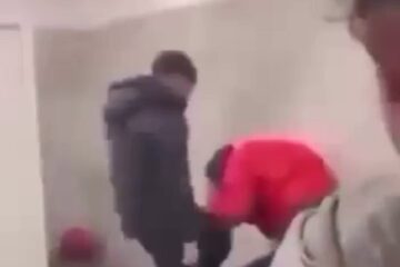 Elev bătut în baie, de un coleg cu doi ani mai mare. Mulți alți elevi, martori cu telefoanele în mână