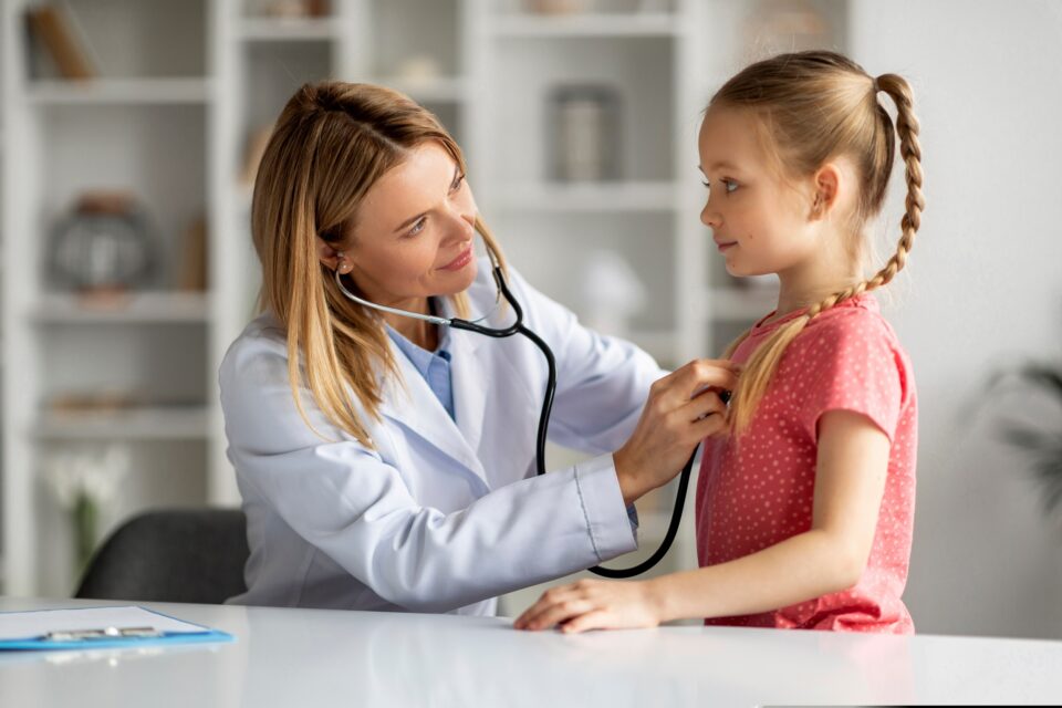 Cum trec copiii prin valul de viroze din sezonul rece – și unde pot fi consultați gratuit prin CAS