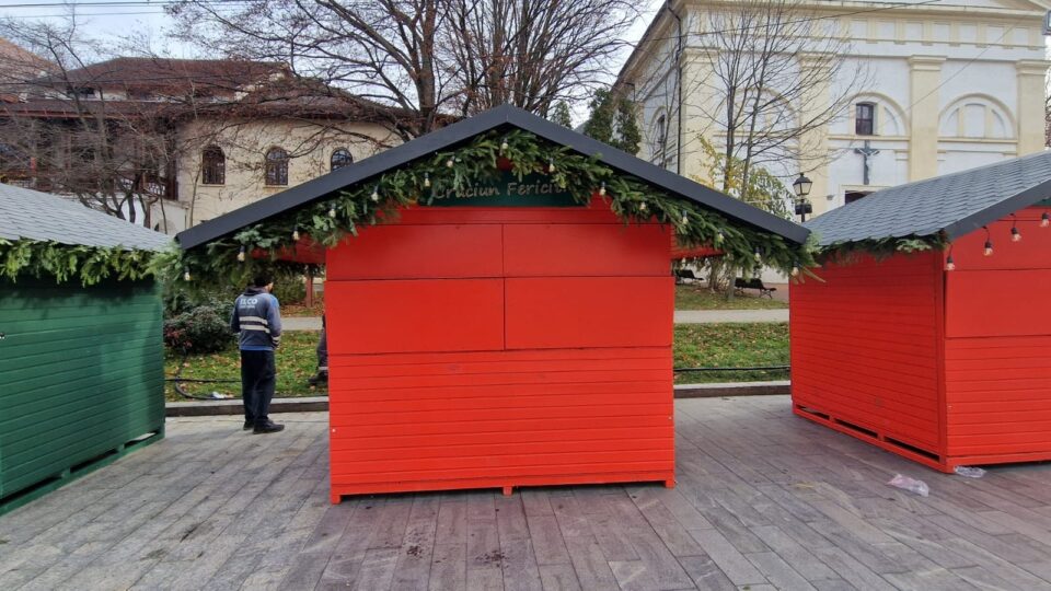 Ultimele pregătiri pentru deschiderea Târgului de Crăciun din centrul Sucevei