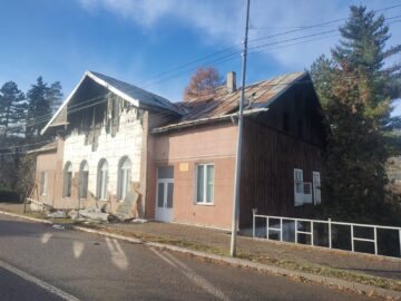 Fosta clădire a Primăriei Solca, incendiată de o mână criminală