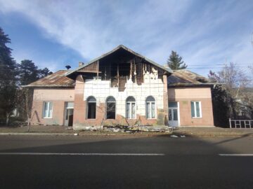 Fosta clădire a Primăriei Solca, incendiată de o mână criminală