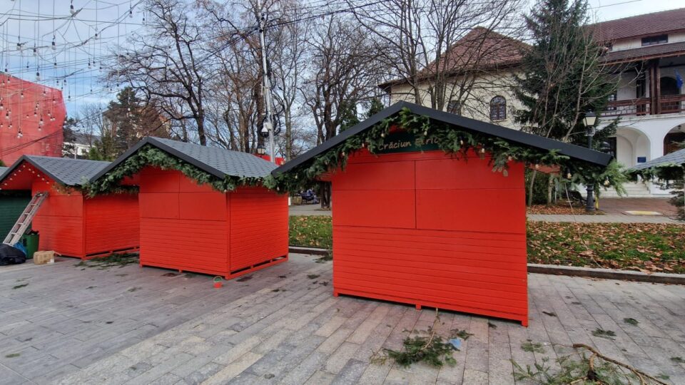 Ultimele pregătiri pentru deschiderea Târgului de Crăciun din centrul Sucevei