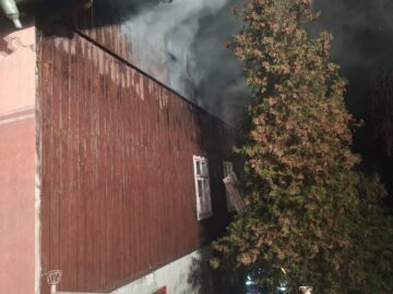 Fosta clădire a Primăriei Solca, incendiată de o mână criminală